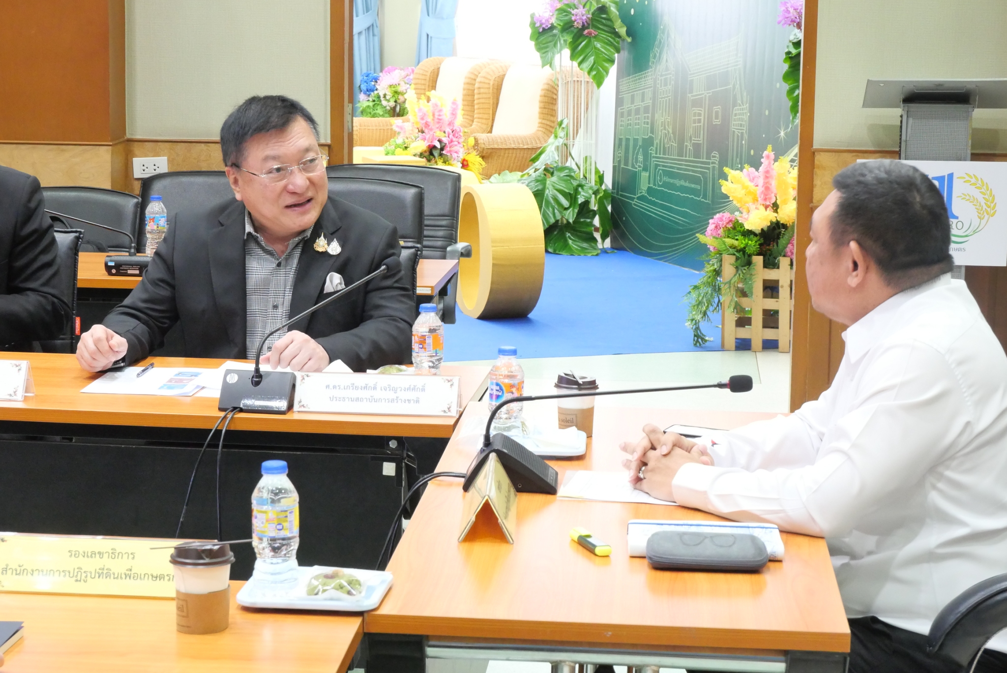 title - สำนักงานการปฏิรูปที่ดินเพื่อเกษตรกรรม ส.ป.ก. ต้อนรับคณะสถาบันการสร้างชาติ (สกสช.)&nbsp;Nation-Buliding Institute (NBI) ในการเข้าเยี่ยมหน่วยงานองค์กรของ ส.ป.ก.